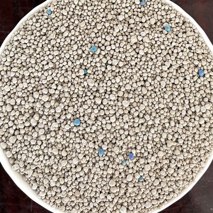 Natural clumping bentonite litter